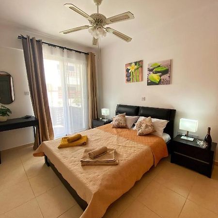 Cozy Poolside Apartment Paphos Exterior photo