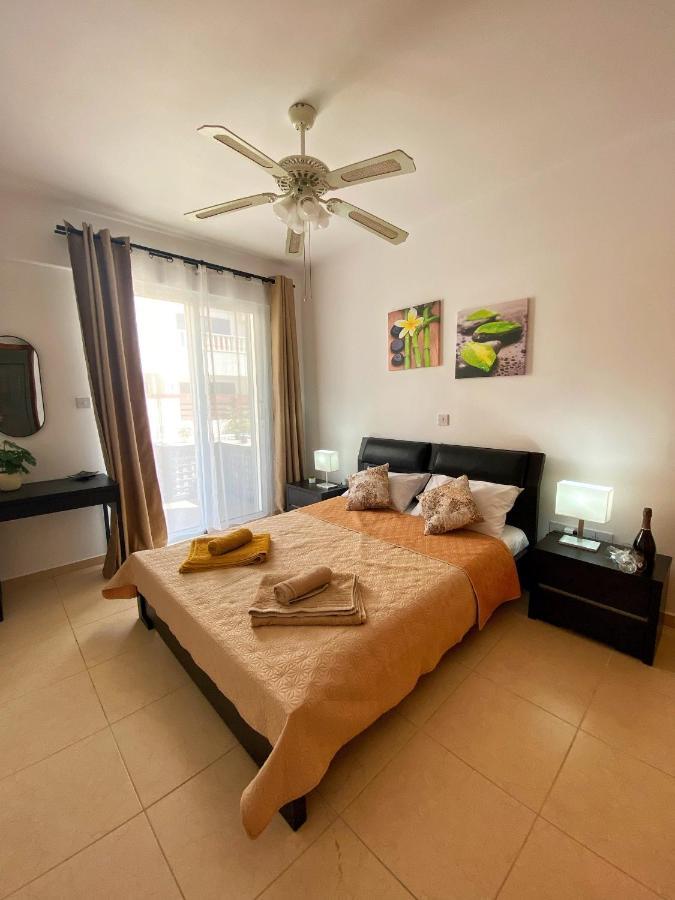 Cozy Poolside Apartment Paphos Exterior photo