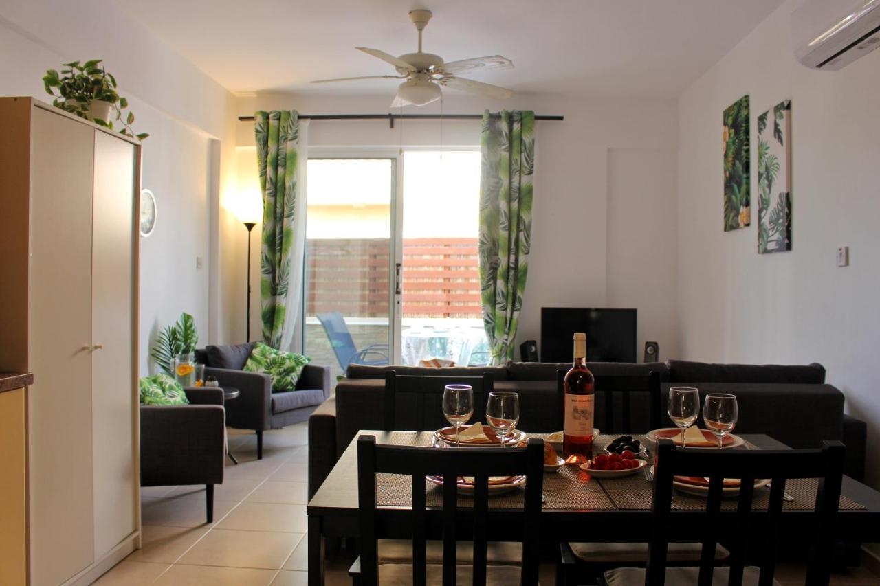 Cozy Poolside Apartment Paphos Exterior photo