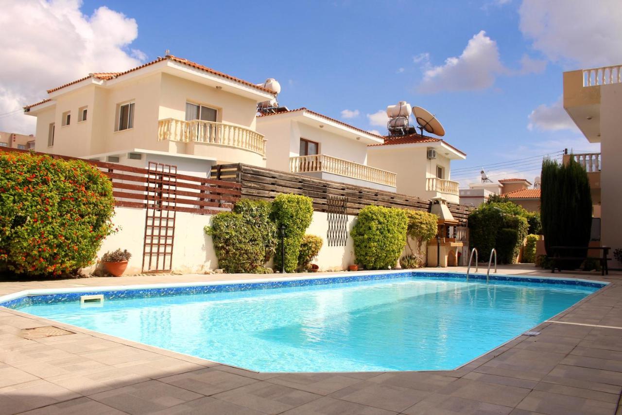 Cozy Poolside Apartment Paphos Exterior photo