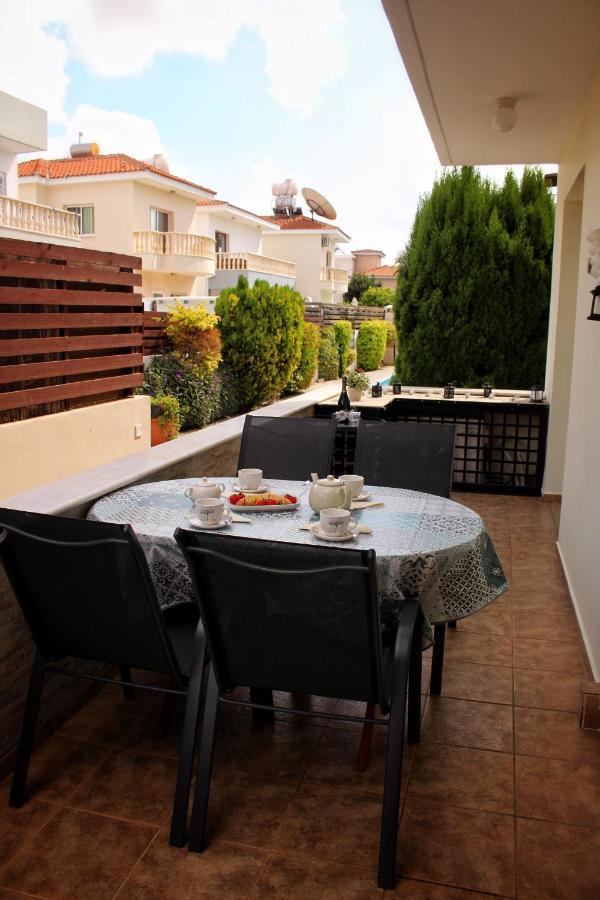 Cozy Poolside Apartment Paphos Exterior photo