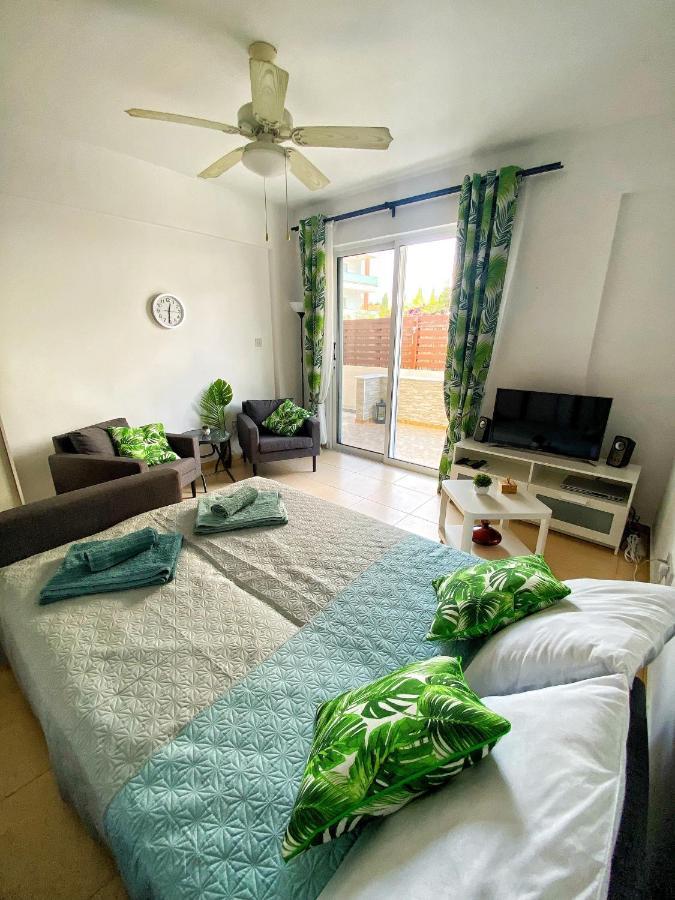 Cozy Poolside Apartment Paphos Exterior photo