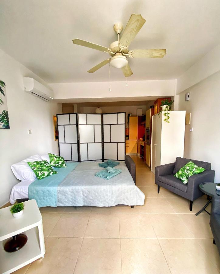 Cozy Poolside Apartment Paphos Exterior photo