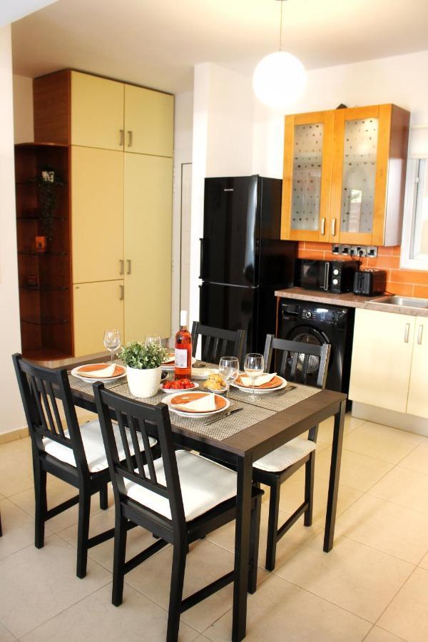 Cozy Poolside Apartment Paphos Exterior photo